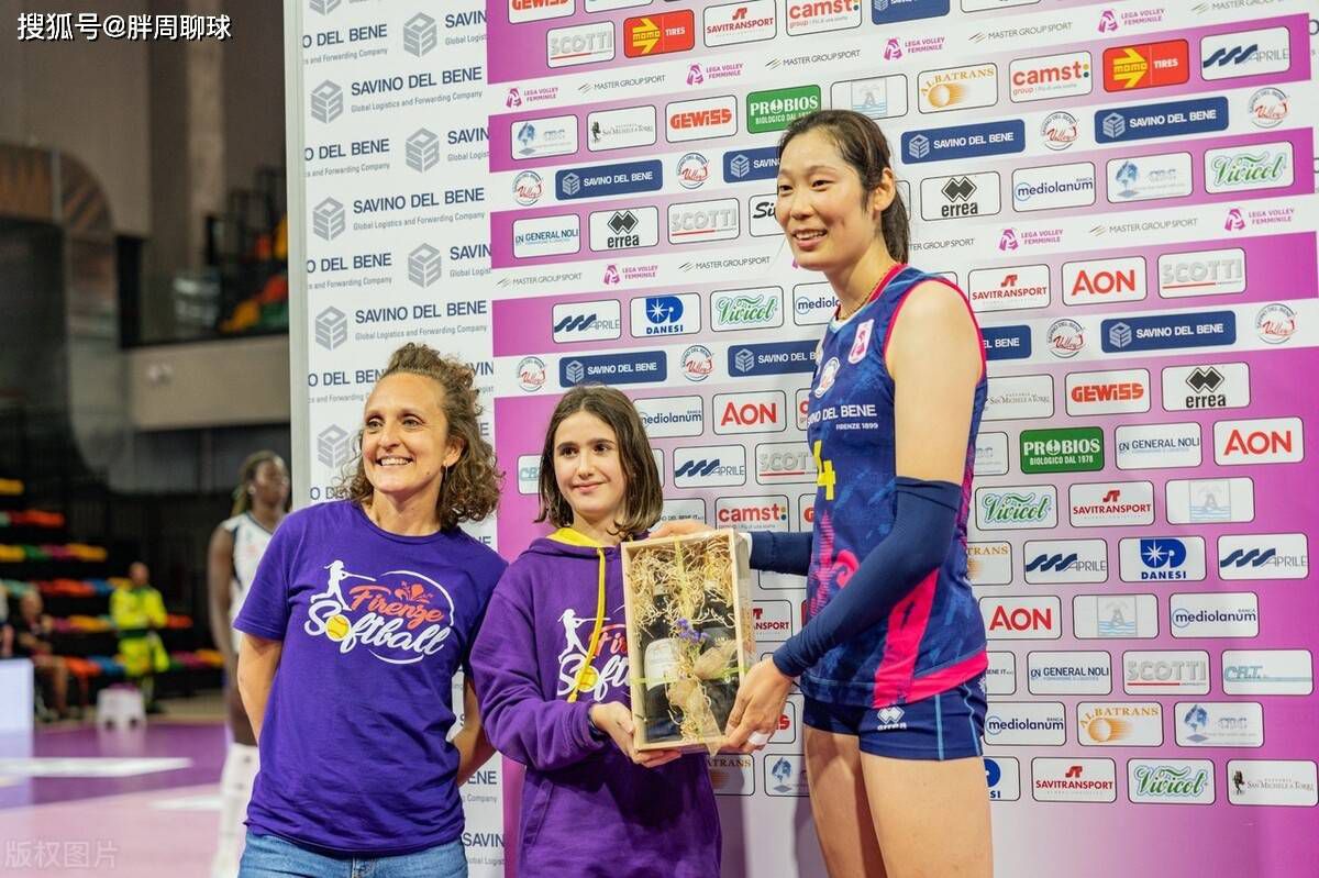 洪五爷这时从地上站起身，说：叶爷，洪五继续去门口候着。